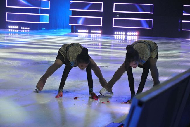 途中投げ入れられた花束が散ってしまうハプニングも。花束の投げ込みは会場のルールに従った上、投げ込みOKの会場でも上までスッポリ包んでくださいね。