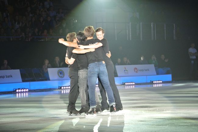 昨年のショーでは高橋大輔さんとデニス君の２人でやっていたドラムに合わせたステップバトル、今年は男性ゲストでグループ組んでやっていました。