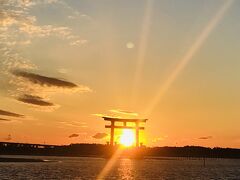 シンボルタワーの間に沈む夕日です。
弁天島、年末年始の恒例行事。
年々にぎやかになっていきます。

初日の出じゃなく、
今年最後の夕日を見に行くのもいいです。