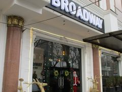 取りあえず、何か食べよう!と思い、このエリアの名前そのままの店名「Broadway」というお店に入ってみることにします。