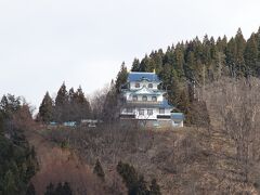 稲庭城は小野寺氏の居城として知られています。現在は模擬天守が建てられており、館内にある「黄金の間」は天井まで金箔を張った茶室で圧巻です。麓から模擬天守のある二ノ丸まではスロープカーでのぼることができます。登山道も整備されており、大手口から歩いてのぼることもできます