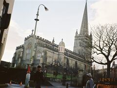 身軽になってロンドンデリーの街を歩きます。聖コロンバ大聖堂は宗教改革以降にアイルランドで初めてできたプロテスタントの教会です。街の中心ともいえる場所にプロテスタントの大聖堂があるというのは、北アイルランドの様々な問題を表しているような気がします。が、当時のガイドブックにはロンドンデリーの記述は非常にあっさりしたもの。なので、「立派な大聖堂で見応えがある」以上には深く考えたりはしませんでした