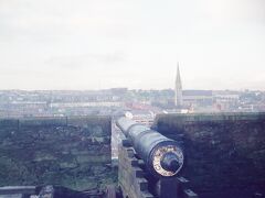 さてロンドンデリーはアイルランドで唯一城壁が残る街。何度も攻撃を受けたものの、一度も破られたことはないんだとか