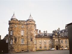 ロイヤルマイルの先にあるホリルード宮。歴代のスコットランド王の居城で今でもエリザベス女王が滞在することもあるという現役の宮殿は観光客も見学可ということで、楽しみにしていたのですがあいにくのクローズ。女王が滞在していたのか、それとの治安上の理由なのか、仕方がないので外観だけ