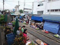 え？ここはメークローン市場なの？。いえいえ Maha Chai 駅に到着するシーン。
なんだかこちらも同じような市場が開かれていた。