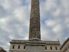 コロンナ広場にあるマルクスアウレリウスの記念柱。
螺旋状のレリーフが特徴的なモニュメント。
現存するものは16世紀に復元されたものですが、西暦190年ごろに建てられたそのままの場所にあるそうです。