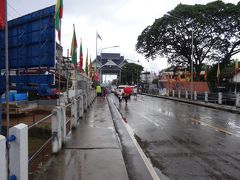 後ろの建物がタイとミャンマーの国境です。