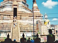 ＜ワット・ヤイ・チャイ・モンコン＞ 1357年、初代ウートン王(ラマティボディ1世)がセイロン(現スリランカ)に留学した修行僧たちの瞑想のために建てた寺院。中央に建つ高さ72mの大仏塔は、1592年にナレスアン王がビルマ王子を一騎打ちで破りビルマに勝利した記念の塔。