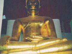 これは“ヴィハーン・プラ・モンコン・ボピット”という寺院に安置されている、タイ最大の高さ17ｍ・ブロンズ製の大仏「プラモンコンボピット」

＜プラモンコンボピット＞ 諸説あるが、16世紀にラマティボディ2世により造られ、1603年にナレスアン王によりここに移されたと言われる。1951年の修理の際には体内から何百体もの小さな仏像が発見され、1990年には金箔が施された。ちなみに大仏を安置する礼拝堂(ヴィハーン)は、ビルマの寄付により1956年に再建されたもの。