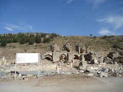11:30　エフェソス遺跡到着

まずはヴァリウス浴場跡、2世紀に建設されたハマム
