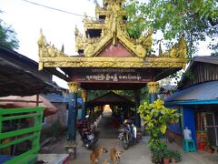 ミャンマーも犬がたくさんいます。ヒンターゴン・パヤーの参道の入り口から階段を上がっていきます。