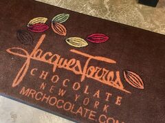 お土産にJacques Torresのチョコレート。自分用には大きなチョコチップ・クッキーを。とても広いお店で、ホットチョコレートなど飲み物も売っています。