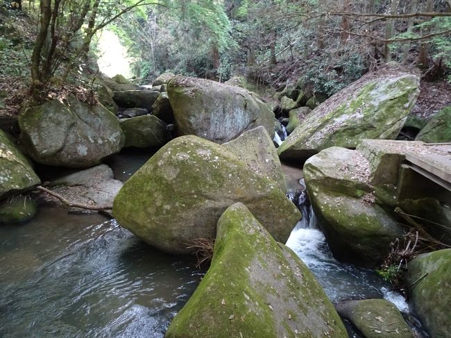 14．豊田市<br /><br />王滝渓谷から天下峯、六所山、炮烙山、十明山、黍生山に登りつつ足助までハイキング。行程は約35kmと長いですが大半が舗装路。