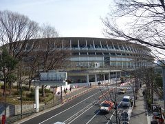 JR千駄ヶ谷駅から、しばらく歩くと新国立競技場が見えてきました。