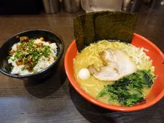 この日の夜は桜木町駅近くにあるゴル麺で、ラーメンと肉飯を食べました。