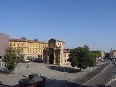 公園の前方左手にあるのはガリエーラ門(Porta Galliera)で、中世ボローニャの外壁門で17世紀の建造です。