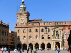広場西側にある建物は市庁舎（Palazzo d'Accursio)です。
