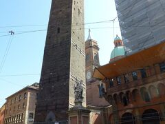 有名なのが、ボローニャの斜塔と呼ばれる二つの高い塔で、「アシネッリの塔」と「ガルセンダの塔」と言われています。両方とも傾いています。
高い方の「アシネッリの塔」は高さが97mありますが、入場料を払えば上まで登ることができます。