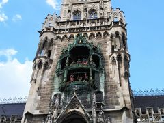 こちらの尖塔は鐘楼。中央の緑かかった部分に有名なからくり人形の仕掛け時計があります。