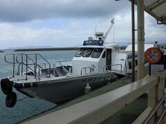小浜島から竹富島へ八重山観光フェリーの船で向かいます。所要時間30分ほど。