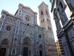 9月16日（日）
ボローニャ中央駅を朝9時半発の列車に乗り、10時頃にフィレンツェ(Firenze SMN)駅に到着しました。フィレンツェ中心にあるドゥオモ広場まで駅から徒歩で10分ほどです。
フィレンツェの大聖堂（サンタ・マリア・デル・フィオーレ大聖堂）とジョットの鐘楼が広場に聳え立っています。