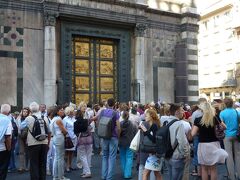大聖堂の横にあるサンジョバンニ洗礼堂の「天国の門」扉の前には、観光客が一杯です。ガイドさんに率いられた団体さんです。