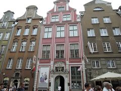 ウプハーゲンの家（Dom Uphagena）
ドゥーギ通りを真っ直ぐ行くと、右側にロココ様式のピンクの家があります。かつてはグダンスクの評議会議員ウプハーゲンの邸宅でした。現在は、当時の富裕層が住んだ邸宅の内部を見学できる博物館となっています。
玄関上の彫刻が豪華です。昨日は見つけられなかった建物ですが、今日は見つけることが出来ました。
