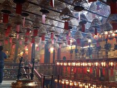 次に向かったのは『文武廟』。
香港最古の道教寺院です。天井からたくさんのお線香がぶら下がっているのが印象的でした。