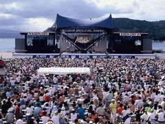 80年，90年代にあまた開催された屋外型Jazz Festivalは、一つまた一つと終了し、いまはアマチュアバンドのフェスが各地で行われているくらい。斑尾は2003年終了、Mt. Fuji が1996年、1980～83と短命だったオーレックスジャズ。
それぞれのフェスは十分に客が入っていたのだが、大きくなりすぎて金が掛かるようになったのが原因とされている。元々それぞれにスポンサーが付いて開催されいたので、世の中の不景気に流されて消滅したのだ。

つまり日本ではもう２度とお目に掛れないのだよ。
寂しい事に。。。