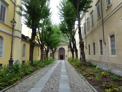 少し先に進むと、サン パオロ修道院（San Paolo）があります。通りから奥に入った先が修道院ですが、観光客は誰もいません。