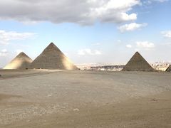 ギザの三大ピラミッドとスフインクス