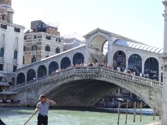 最初の目的地、リアルト橋(Ponte di RIalto)の船着き場に到着しました。ベネチアの有名見学スポットで橋上に沢山の観光客です。