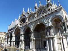 サンマルコ寺院は、イタリアのヴェネット州の州都ベネチアにある有名な大聖堂です。