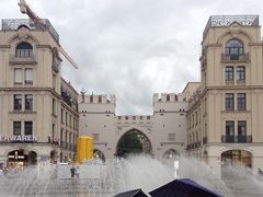 カールス広場に着くと、かなり雨が降ってきました。