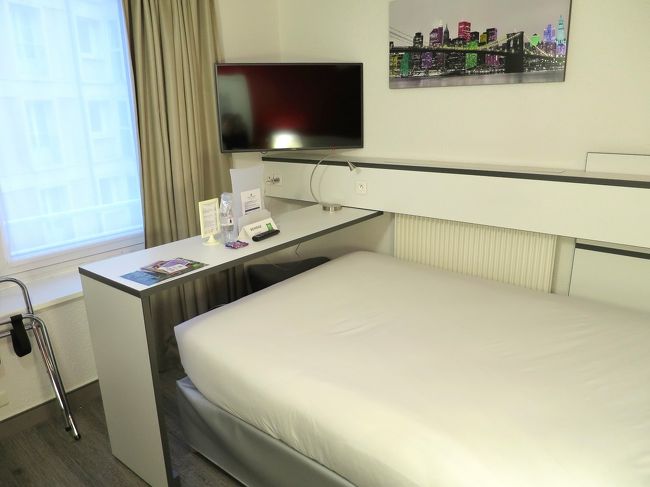 この日はフランスを離れ、予約したFlixBusでドイツに移動する予定。<br />朝、天気予報をチェックしようとテレビをつけると、フランス国鉄のストの影響で、パリをはじめとして、都市部周辺の渋滞のニュースが流れていました。<br /><br />えぇぇぇぇ、ストラスブールも！？（&gt;｡&lt;）<br /><br />まずい、まずい、FlixBus、絶対、遅れてくる。<br />吹きさらしの停留所で、いつ来るかわからないバスを待つのはゴメンだー！<br /><br />焦ってドイツ国鉄のアプリを検索。<br />すると、オッフェンブルク、カールスルーエと2回乗り換えはありますが、効率よくシュトゥットガルに移動できる電車がヒットしてきました。<br />45.8ユーロと少々高くはなるものの、ICE、ICの利用で、早く着けます。<br /><br />FlixBusの料金は、ストラスブール～カールスルーエの運賃が 4.99ユーロ、座席指定が 2.99ユーロ、合計 7.98ユーロだったので、1000円程度。<br />キャンセルした場合、次の予約に充当できますし、捨てても諦めがつく額。<br /><br />なんたって、ユリアさんの一件もあるし、FlixBusは信用ならん。<br />電車利用に切り替えることにしました。<br />荷物があるので通勤時間帯を避け、アプリで予約。ホッ。<br /><br />ふと、思いついて、フランス国鉄で予約したらいくらだったのだろうと確認すると、ゲゲゲッ、83.8ユーロ！！！　この差はなにーーー？？？<br />ドイツ国鉄で予約してよかったー！