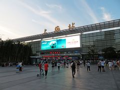 蘇州を後にして、蘇州17：54発　D955列車　上海駅行に乗車し、上海駅に到着。
往路の上海虹橋駅とは別の駅で、虹橋駅ができるまではこちらが上海の玄関口でした。