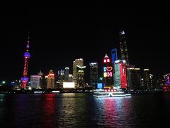 食事を終え、徒歩で川沿いに出ると、上海定番の夜景。浦東地区。
