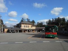 南海鋼索線（高野山ケーブル）高野山駅と南海りんかんバス高野山営業所のバスです。