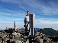 聖岳(3,013ｍ)はいつも晴天で迎えてくれます(^^)
この日はコースタイム10時間だったので、奥聖岳はやめました(右奥は大沢岳)