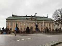 こちらは貴族の館で、オランダ・バロック様式の建物。平日の1時間だけ空いてるようです！