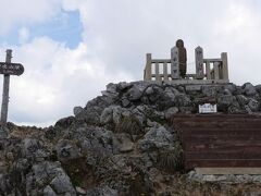 １１：２０山頂に到着。雲が多い、、、

山頂には日本武尊の石像がたっているのが特徴。
古事記や日本書紀に東征の帰途に伊吹山の神を倒そうとして返り討ちにあったとする神話が残されているらしい。