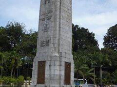 国家記念碑（National Monument）
「TO OUR GLORIOUS DEAD   1914-1918、1939-1945、1948-1960」

と書いてあります。1914ー1918は第一次世界大戦、1939ー1945は第二次世界大戦、1948ー1960はマレーシア独立戦争です。
