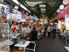 100年余りの歴史を持つ広蔵市場。屋台も多くあり活気もあります。