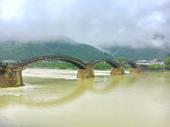 せっかく山口県にきたので有名な錦帯橋をみていくことに。
前日までの豪雨で濁っている
