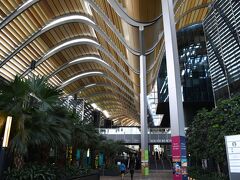 さてさて、3日目スタートです。
ホテルのエントランスからMRTの駅までこのようにダイナミックな屋根があり、雨でも濡れずに移動できます。
