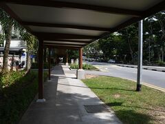 MRTのキングアルバートパーク駅まで来ました。

マレー鉄道のシンガポール区間の廃線跡を見学しに行きます。

歩道上にも屋根があり、日差しが遮られ涼しいです。
雨でも安心ですね。