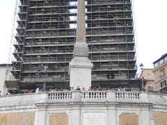 バチカン市国をあとにして、ローマの休日で有名なスペイン広場。残念ながら工事中。