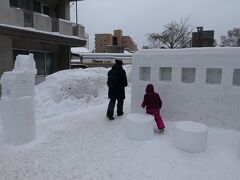 雪あかりの路の会場です。すでに準備をしている人がいました。