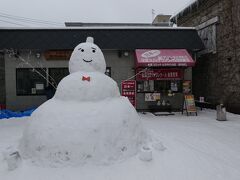 ここにも大きな雪だるまがありました。