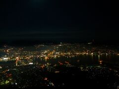 長崎遊覧バスさんの稲佐山展望台「夜景見学ツアー」で稲佐山へ。
ホテルまで来てくれるので楽ちんでした♪

ホテルニュー長崎だと、最後のほうに乗れて降りるのは一番最初。
所要時間1時間半なので、ついで観光にも最適！
大人ひとり1,500円です。

非常に楽しいガイドさんの案内付きだし、
結構な坂を上るので連れて行ってもらうのが楽で良いかも…！

綺麗な夜景を見ることができました！